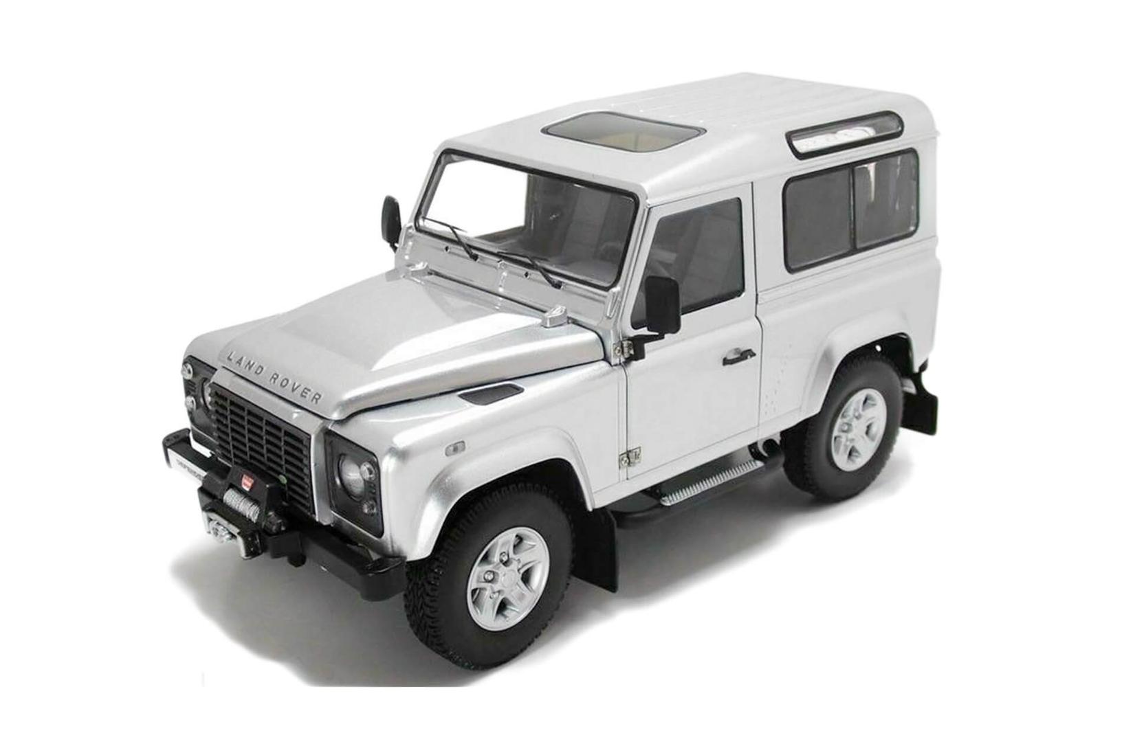 Kyosho Kolekcionarski autić Land Rover Defender 90 1990, Srebrne boje