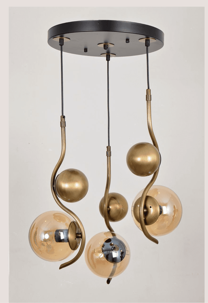 Milleryt Luster sa detaljima zlatne boje i tri staklene kugle