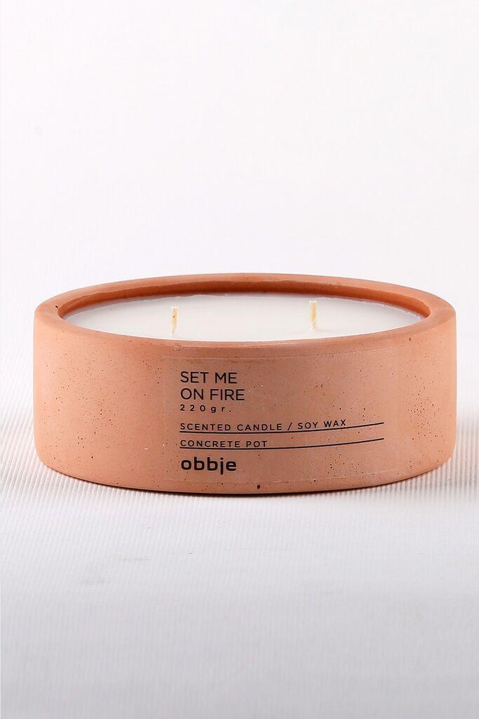 Aberto Design Set Me On Fire ravna betonska svijeća, miris jabuke i cimeta, 12 cm, parafin i soja, roze