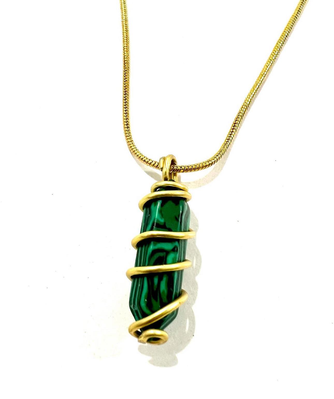 Ogrlica sa poludragim kamenom Malahit na žici