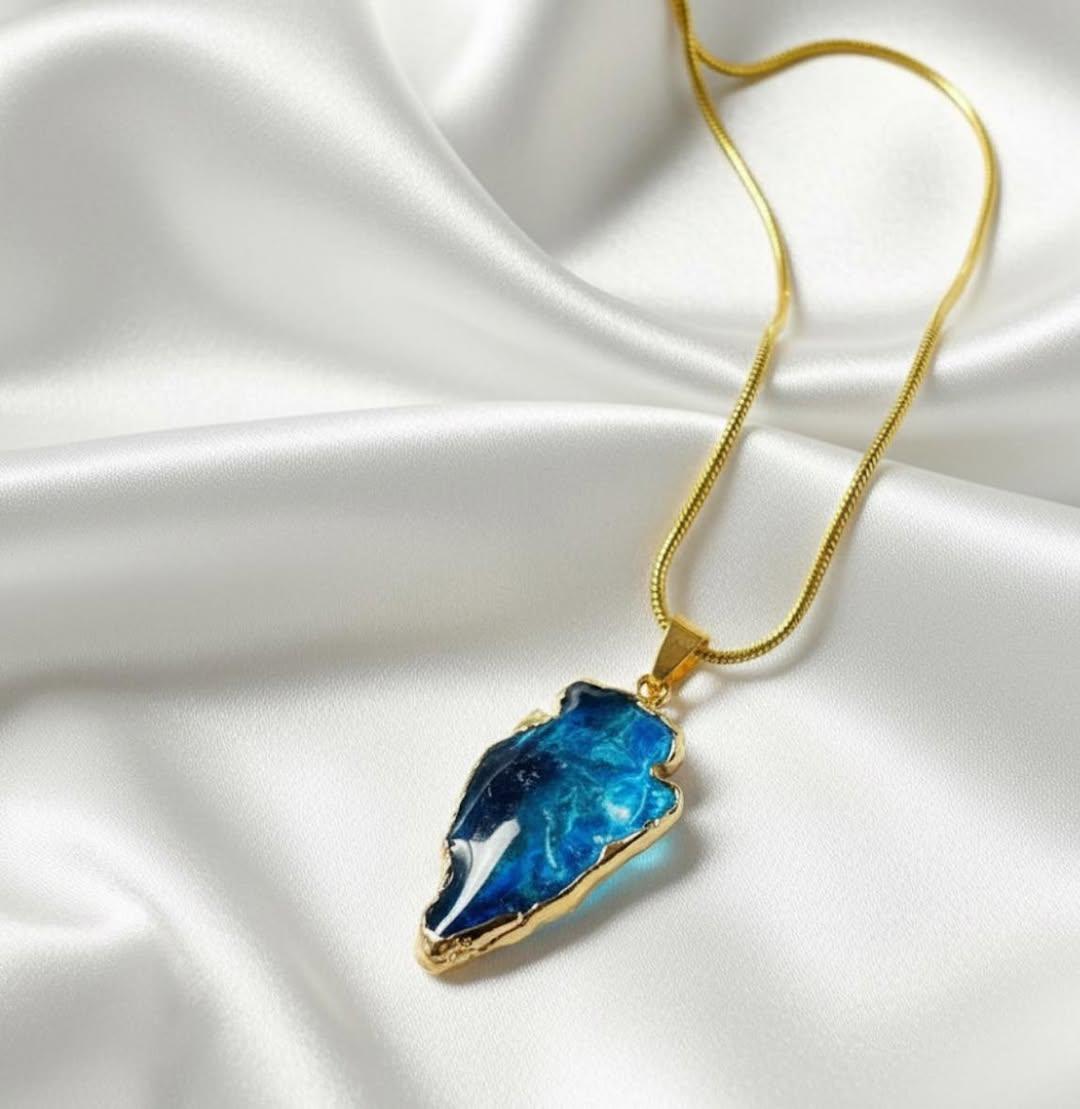 Poludrago kamenje & nakit Unikatna Ogrlica od gorskog kristala obojenog u tirkizno-plavu nijansu