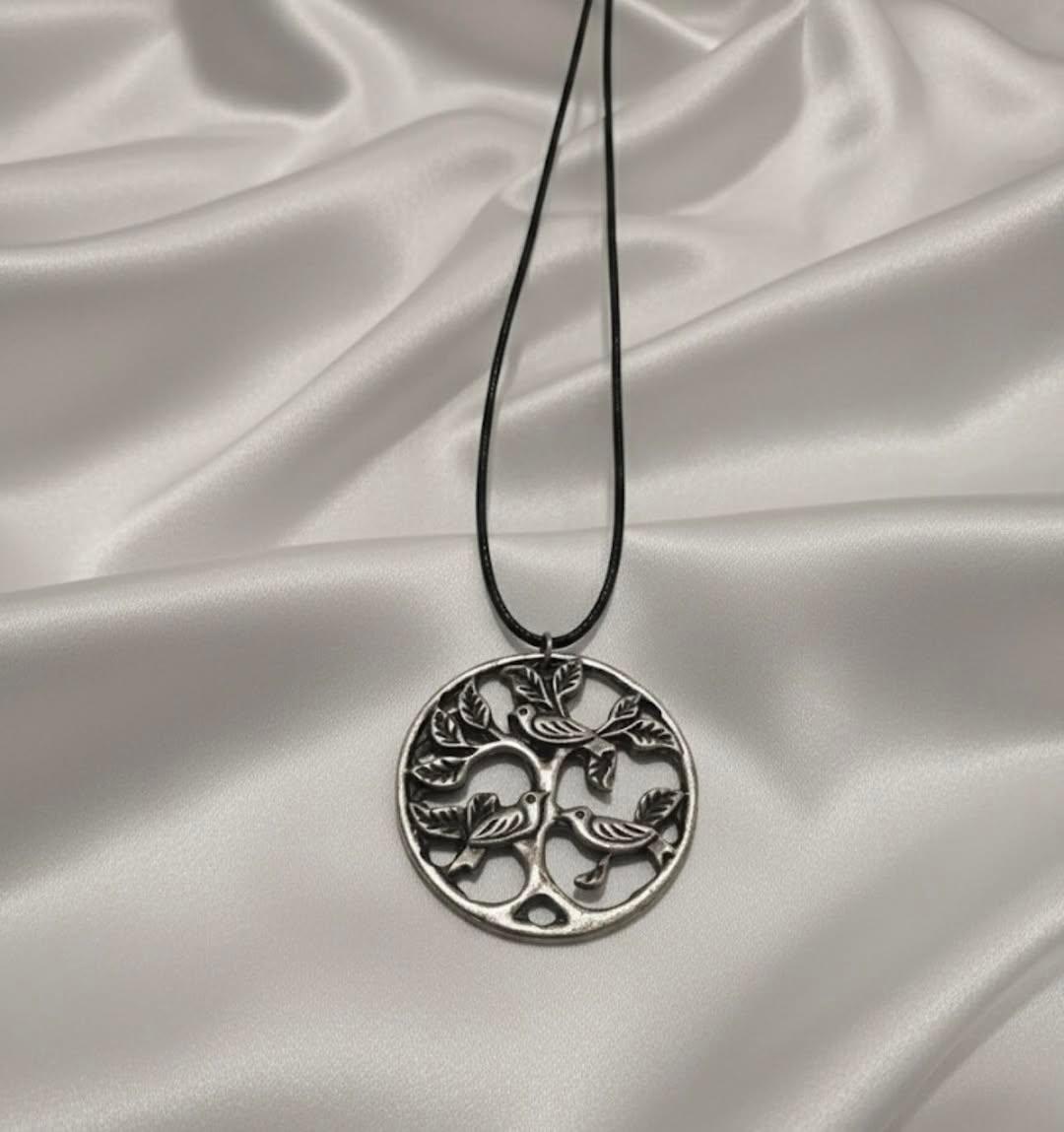 Poludrago kamenje & nakit Ogrlica sa priveskom od livenog metala