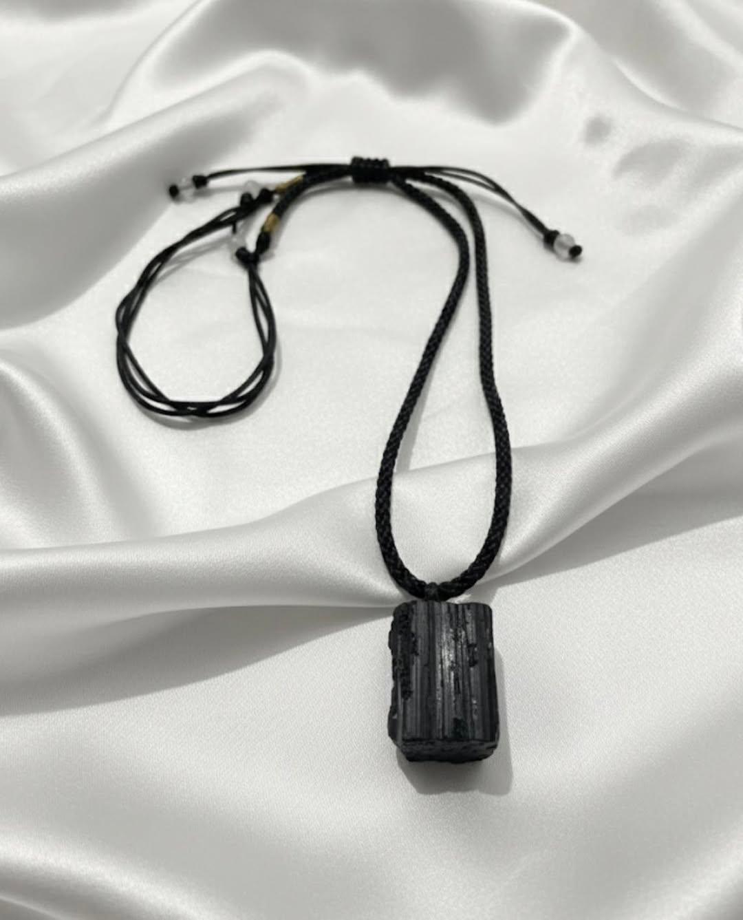 Poludrago kamenje & nakit Ogrlica sa neobrađenim crnim turmalinom