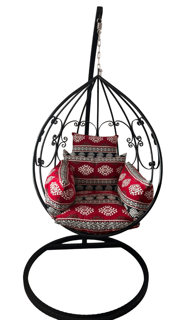 SELMIN KREATIVNI KUTAK Crna ljuljačka nepocinčana sa jastucima etno dezena u crvenoj boji.
