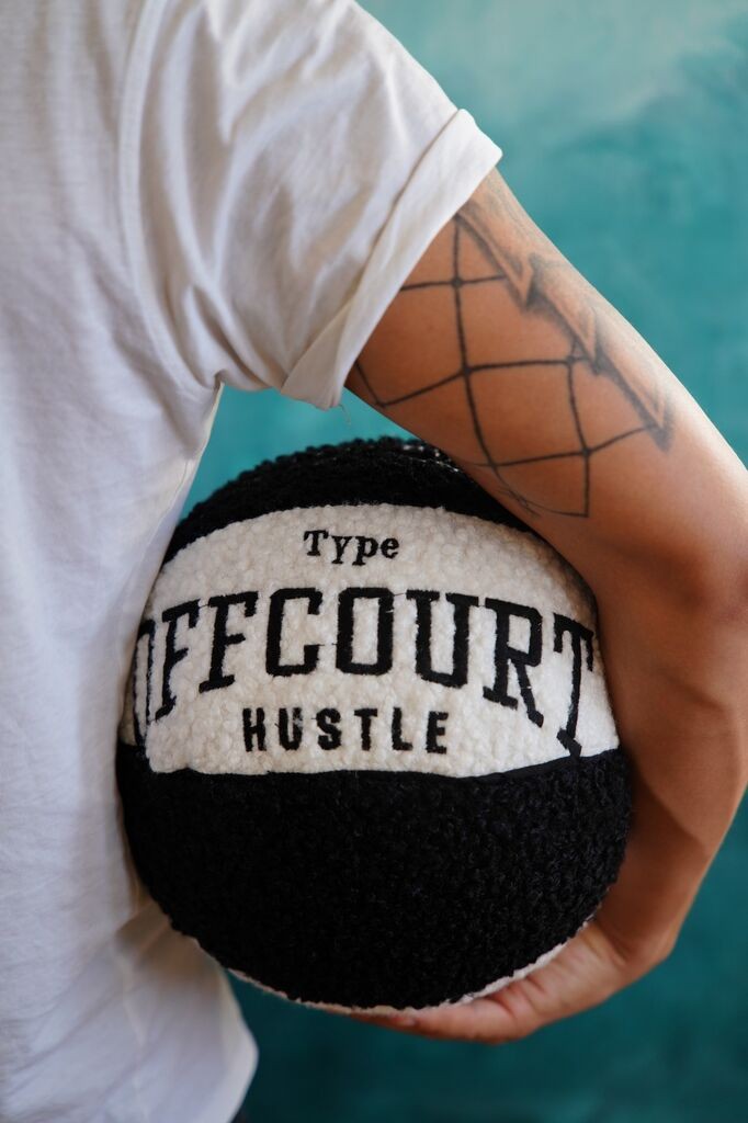 Aberto Design Ukrasna jastučnica Košarkaška lopta, 25x25x25 cm, Crno-bijela