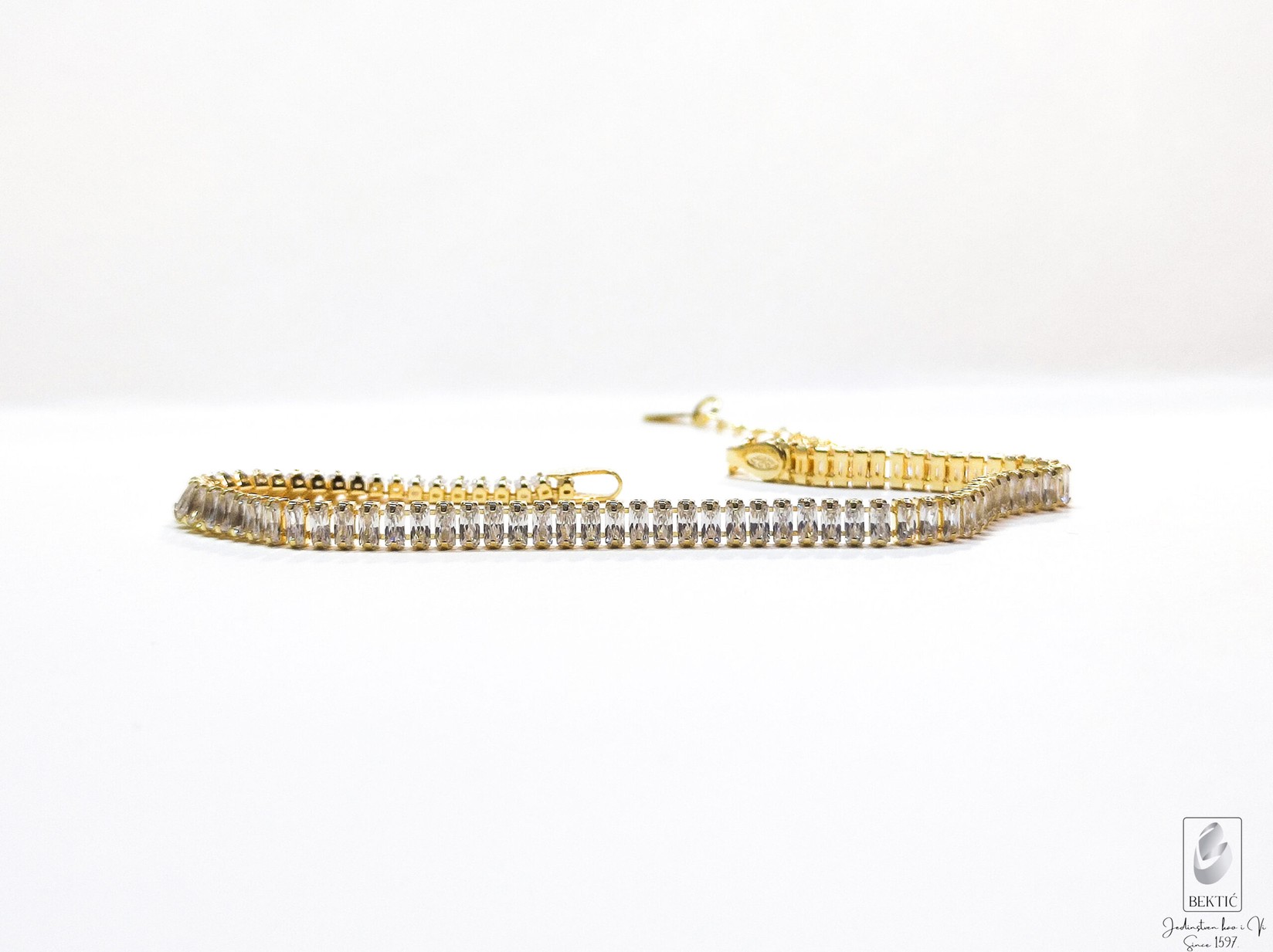 Narukvica sa pozlatom i cirkonima – Elegancija i sjaj