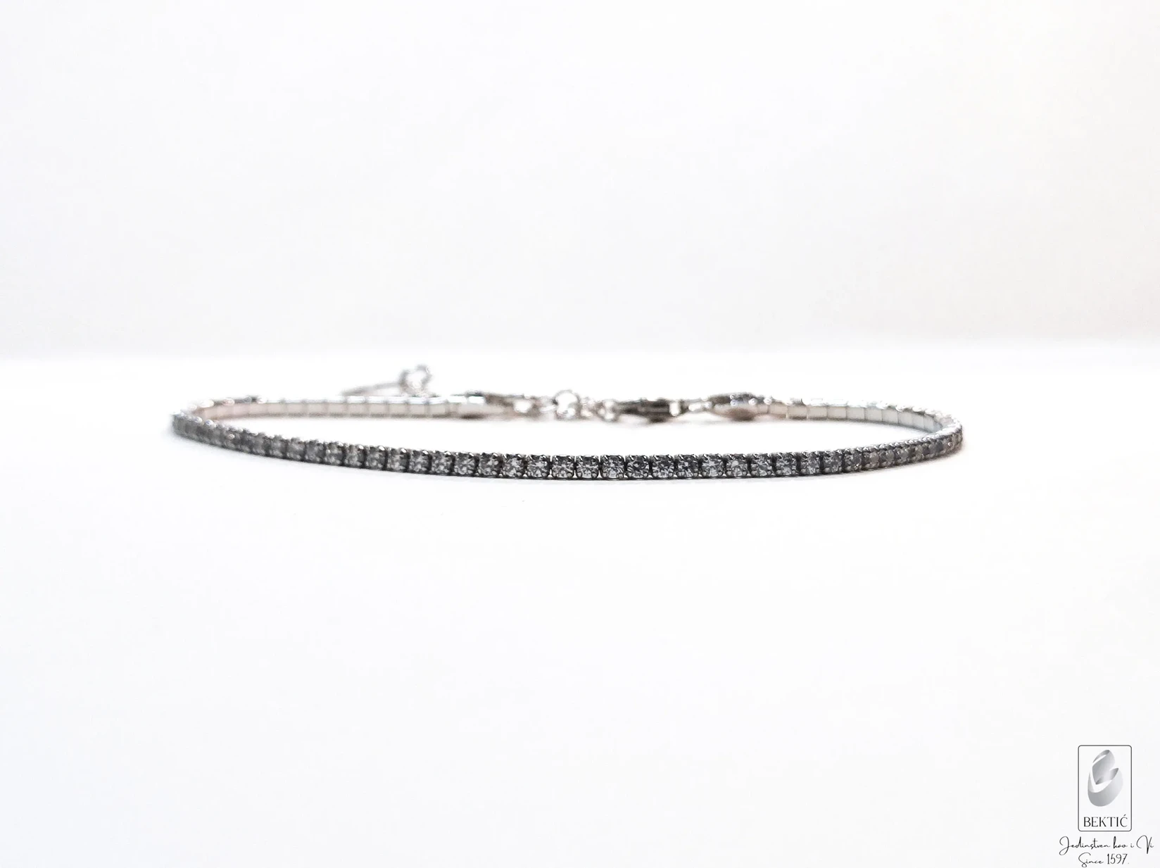 Narukvica sa cirkonima – Elegancija i sjaj