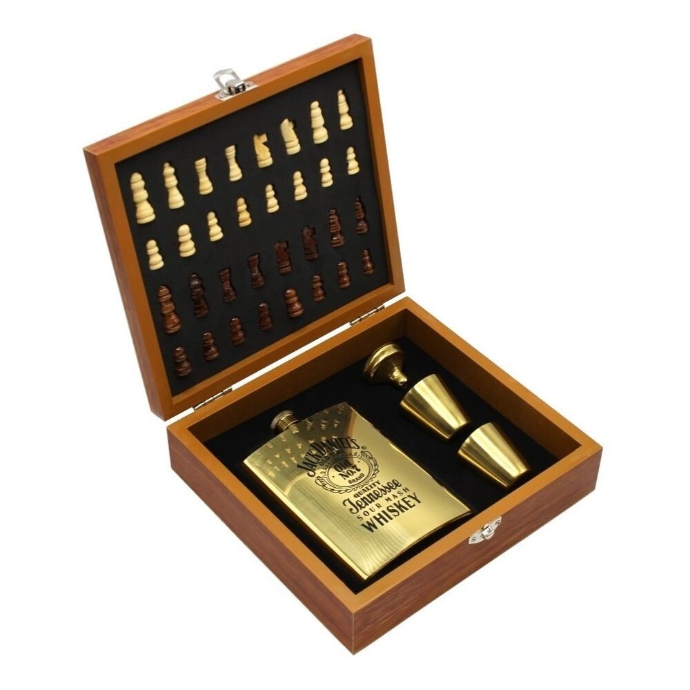 Poklon set Jack Daniel’s GOLD EDITION sa šahom u drvenoj kutiji, 240 ml (2 čašice)