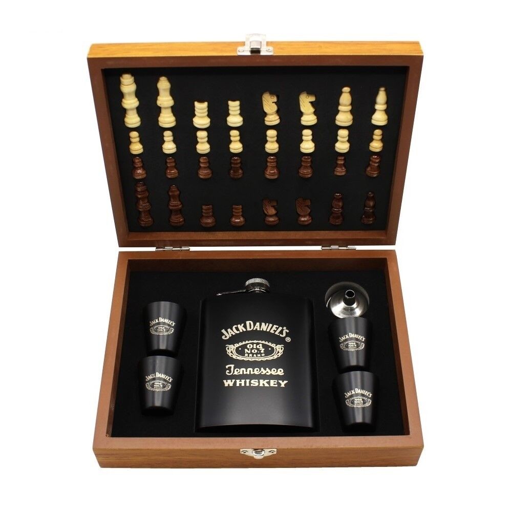 Poklon set Jack Daniel’s pljoska sa šahom u drvenoj kutiji, 240 ml (4 čašice)