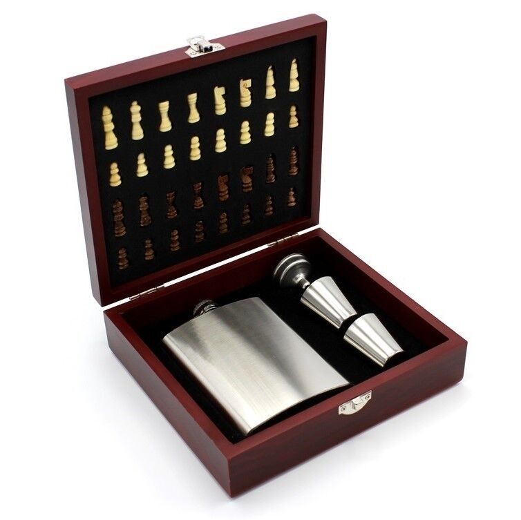Poklon set pljoska sa šahom u drvenoj kutiji, 240 ml (2 čašice)