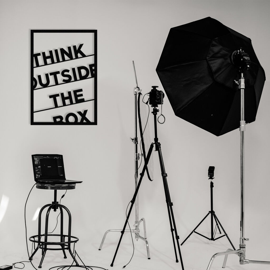 Wallity Zidna dekoracija Razmišljaj izvan okvira, 50 x 70 cm, Crna