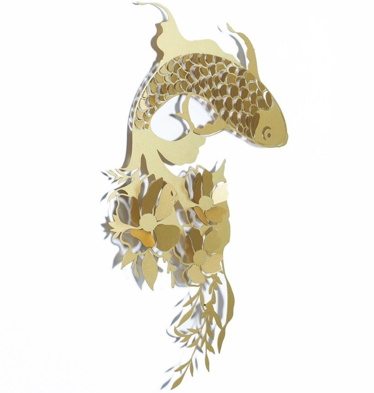 Wallity APT748 M Zidna dekoracija Carpa Koi, 44x67cm, zlatna boja