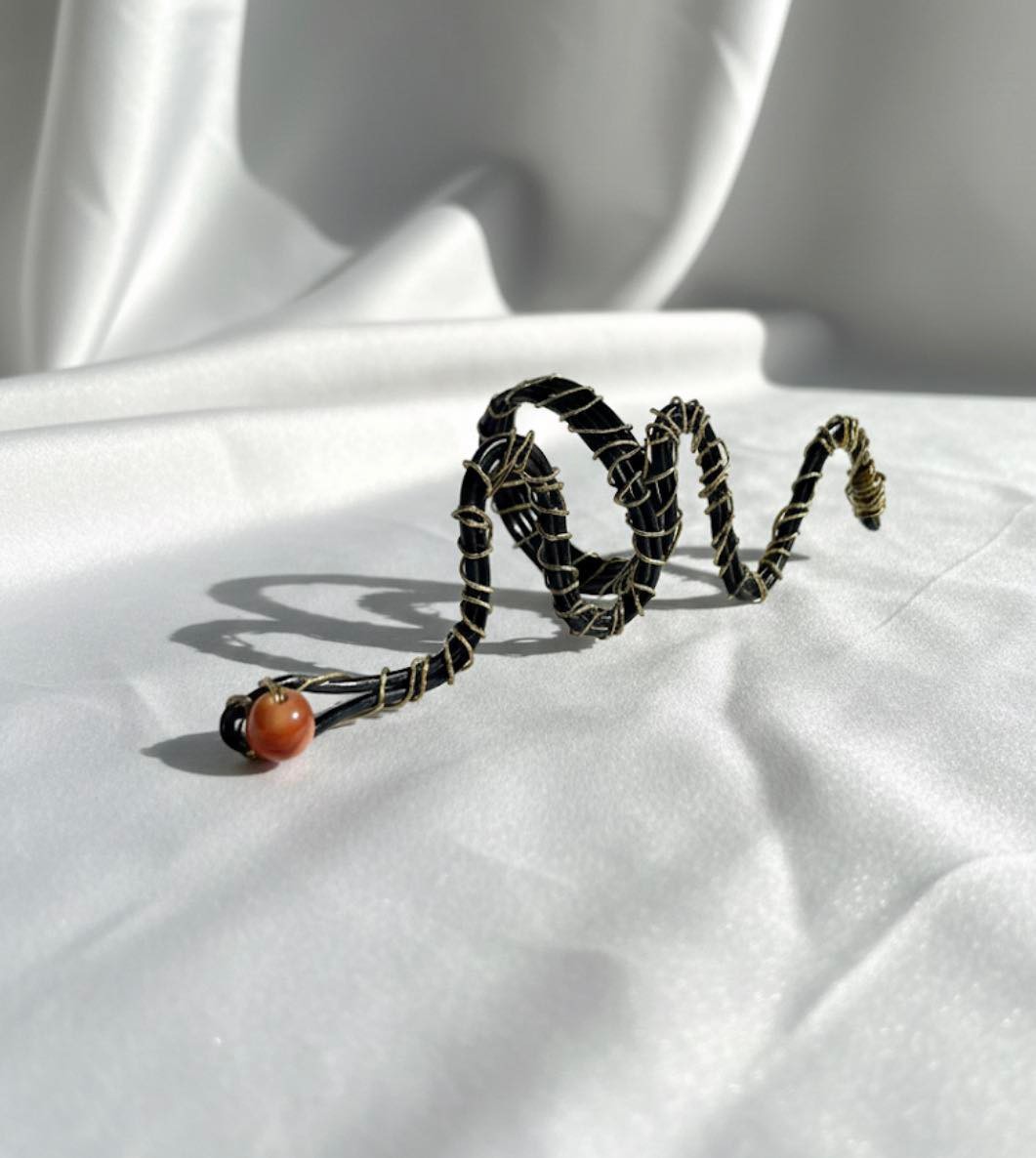 Poludrago kamenje & nakit Zmija od žice sa Karneolom