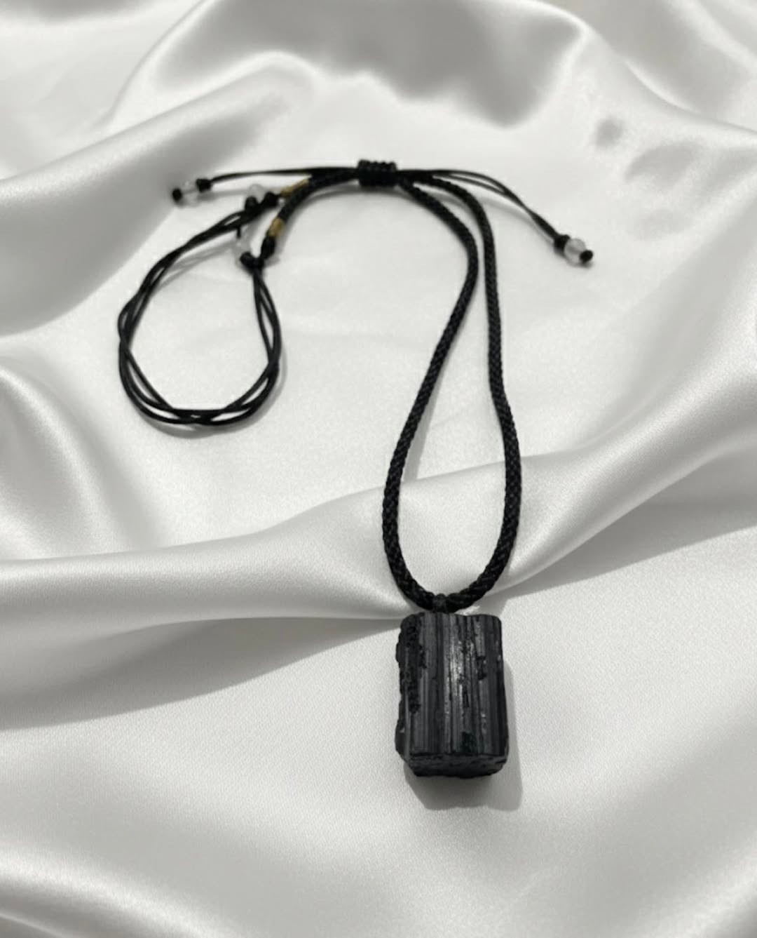 Poludrago kamenje & nakit Ogrlica sa neobrađenim crnim turmalinom