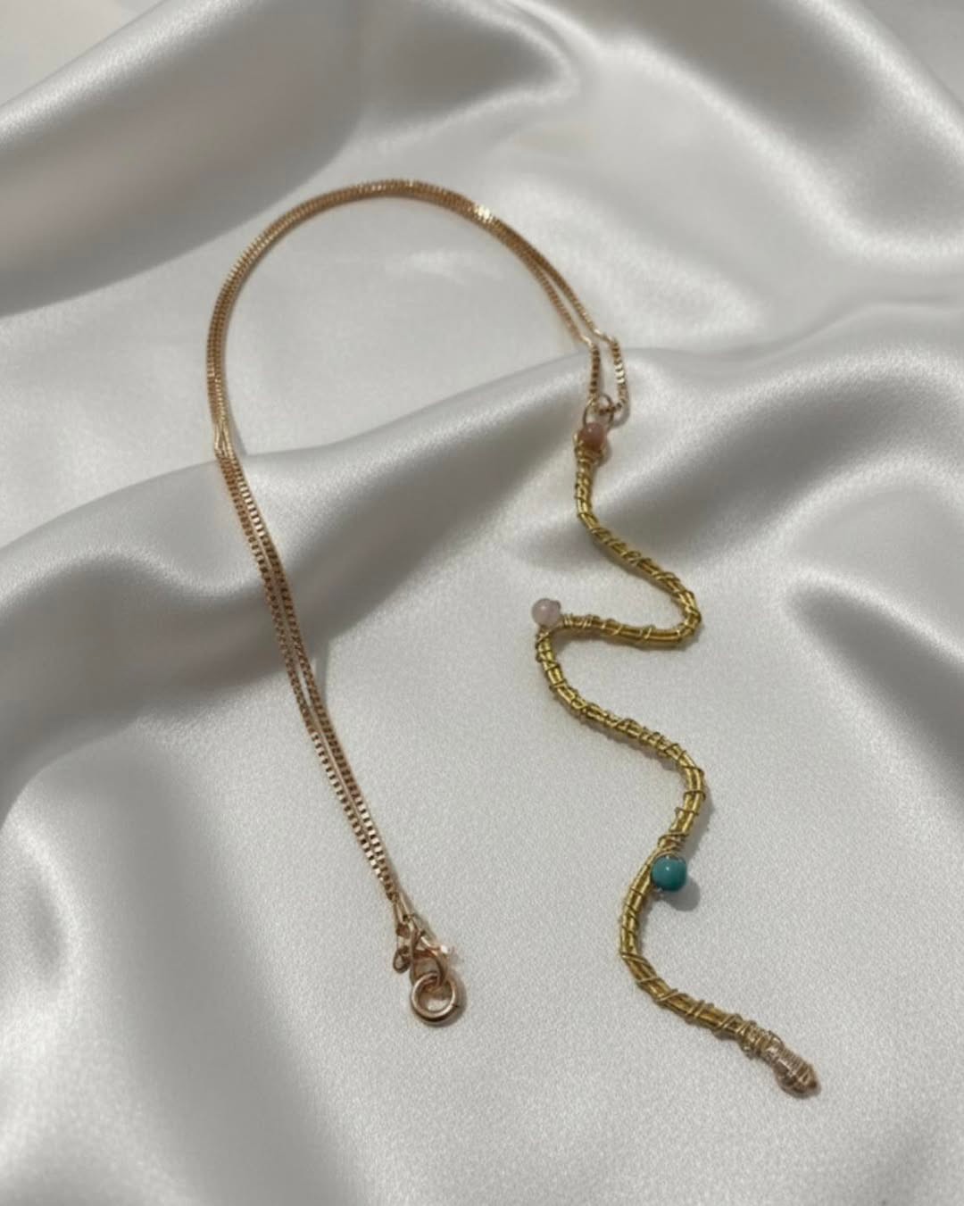 Poludrago kamenje & nakit Unikatna ogrlica od žice u obliku zmije - sa tri poludraga kamena